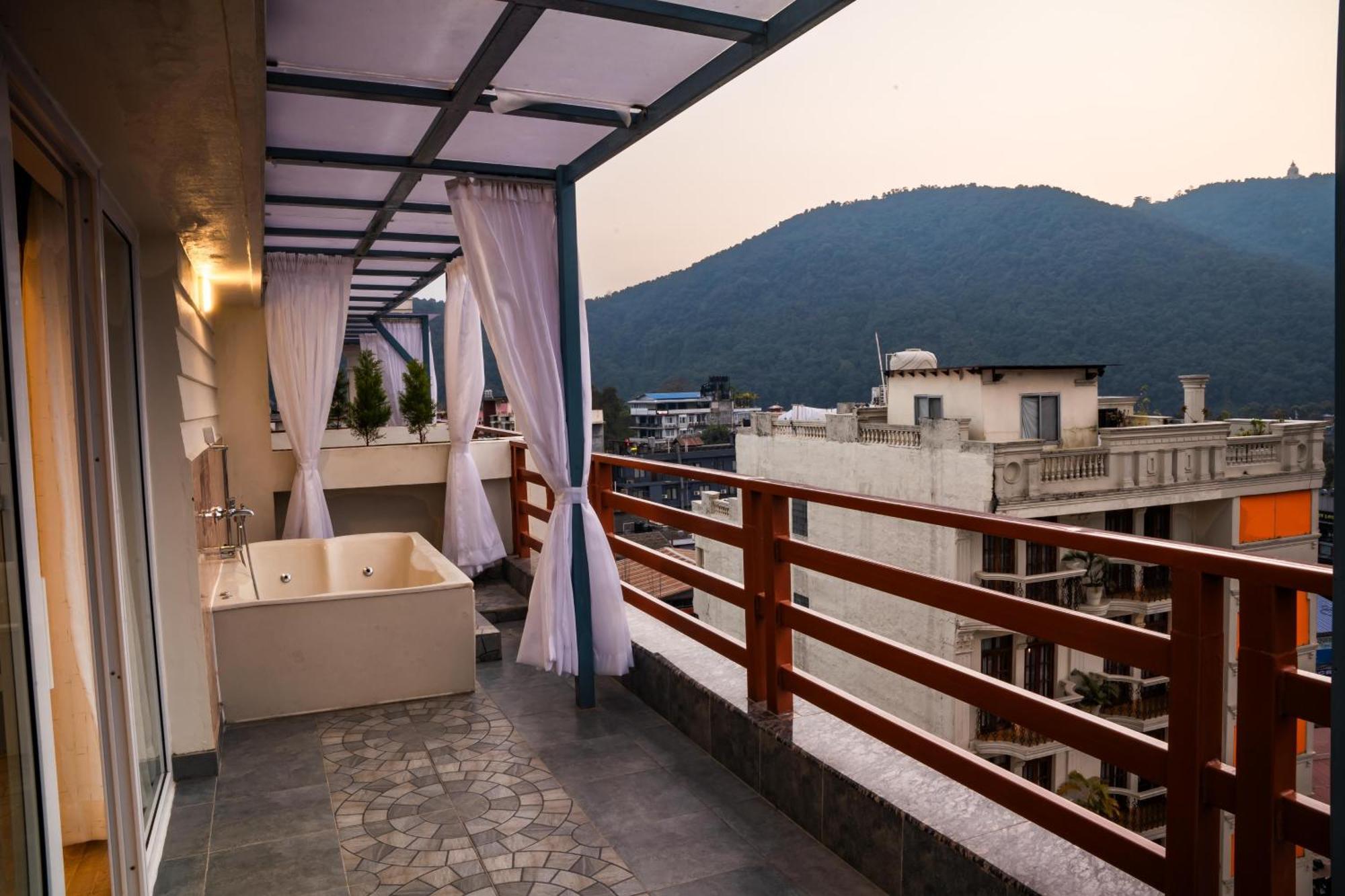 Pokhara Alpine And Springs Hotell Eksteriør bilde